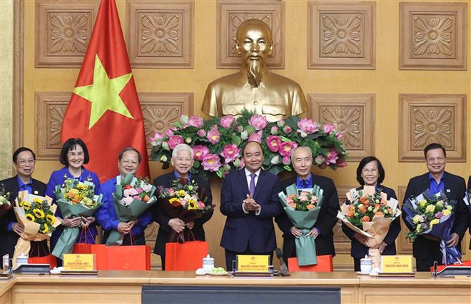 Thủ tướng Nguyễn Xuân Phúc tặng quà cho các đại biểu tại buổi gặp mặt. (Ảnh: Thống Nhất/TTXVN) Thủ tướng Nguyễn Xuân Phúc gặp mặt các thế hệ cán bộ Đoàn Thanh niên ảnh 1