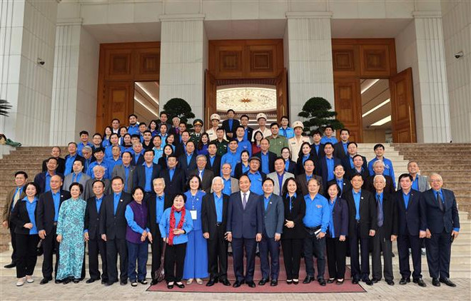 Thủ tướng Nguyễn Xuân Phúc với các đại biểu tại buổi gặp mặt. (Ảnh: Thống Nhất/TTXVN) Thủ tướng Nguyễn Xuân Phúc gặp mặt các thế hệ cán bộ Đoàn Thanh niên ảnh 3