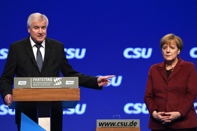 Đương kim Chủ tịch đảng Horst Seehofer (trái) và Thủ tướng Angela Merkel. (Ảnh: AFP/TTXVN) Đức muốn có hạn ngạch tiếp nhận người tị nạn toàn châu Âu ảnh 1