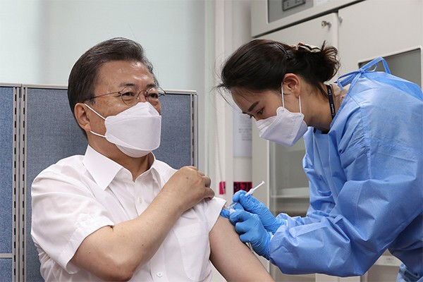 Tổng thống Hàn Quốc Moon Jae-in tiêm vaccine AstraZeneca. (Nguồn: pulsenews.co.kr) Tổng thống Hàn Quốc, lãnh đạo Litva tiêm vaccine của AstraZeneca ảnh 1