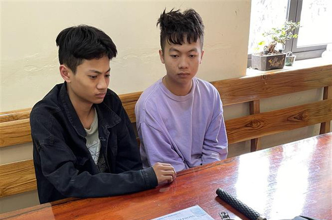 Hai đối tượng Phan Tuấn Anh và Đào Đăng Nhật tại cơ quan Công an. (Ảnh: TTXVN phát) Sơn La: Bắt 2 đối tượng cướp tài sản để lấy tiền trả nợ chơi xèng ảnh 1