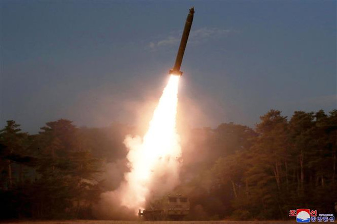 Vụ thử vũ khí tại địa điểm không xác định ở Triều Tiên ngày 9/3/2020. (Ảnh: AFP/TTXVN) Hàn Quốc, Mỹ theo dõi khả năng Triều Tiên phóng tên lửa ảnh 1