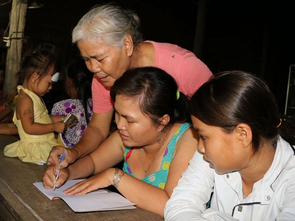 Có một lớp học xóa mù "đặc biệt" dưới chân cầu Sài Gòn ảnh 1