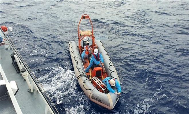 Cứu kịp thời hai người bị tai nạn lao động nguy kịch trên biển ảnh 1