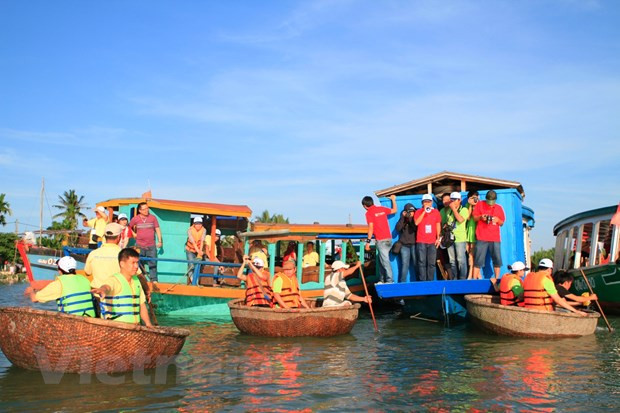 Khách MICE tham gia một hoạt động team-building. (Ảnh: Xuân Mai/Vietnam+) Thừa Thiên-Huế nỗ lực phục hồi, kích cầu du lịch trong năm 2020-2021 ảnh 2