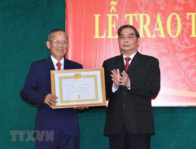 Ông Lê Hồng Anh, Ủy viên Bộ Chính trị, Thường trực Ban Bí thư trao Huy hiệu 50 năm tuổi Đảng cho ông Trương Vĩnh Trọng, ngày 16/7/2015, tại Hà Nội. (Ảnh: Doãn Tấn/TTXVN) Nguyên PTT Trương Vĩnh Trọng - Người lãnh đạo thẳng thắn, bình dị ảnh 1