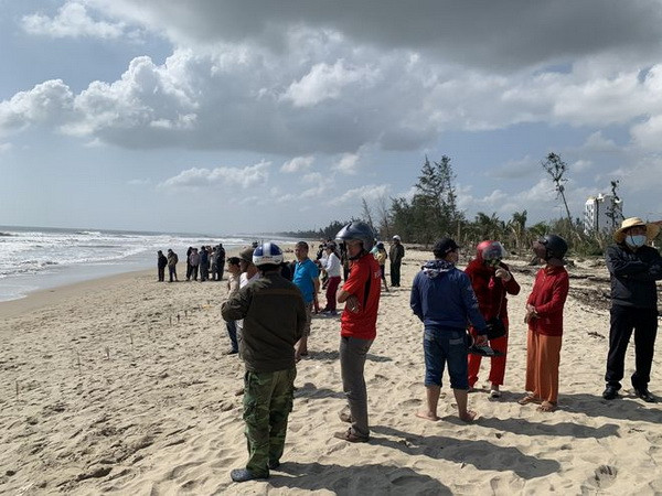 Bãi biển Mỹ Khê, nơi xảy ra vụ việc. (Nguồn: thanhnien.vn) Quảng Ngãi: Hai người đuối nước, mất tích tại biển Mỹ Khê ảnh 1