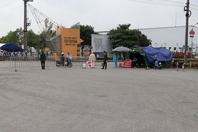 Chốt kiểm soát trước cổng khu công nghiệp Tân Trường, huyện Cẩm Giàng. (Ảnh: Mạnh Minh/TTXVN) Gần 40.000 sản phẩm sữa Cô gái Hà Lan, Yomost, Friso đến với Hải Dương ảnh 1