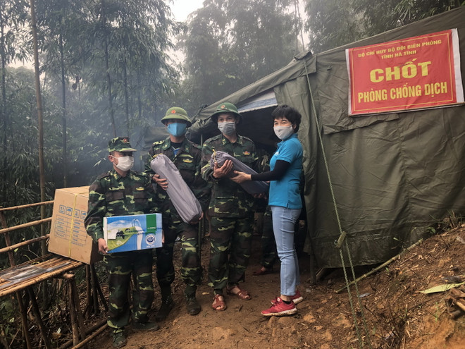 Sữa Cô Gái Hà Lan tặng lều ngủ và sản phẩm dinh dưỡng cho lực lượng chiến sỹ biên phòng và tình nguyện viên tại Hà Tĩnh, Quảng Trị vào tháng 4/2020. (Nguồn: FrieslandCampina Việt Nam) Gần 40.000 sản phẩm sữa Cô gái Hà Lan, Yomost, Friso đến với Hải Dương ảnh 3