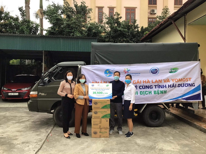Gần 40.000 đơn vị sữa đang được trao gửi đến các y bác sĩ tuyến đầu và người dân tại các khu vực cách ly ở tỉnh Hải Dương. (Nguồn: FrieslandCampina Việt Nam) Gần 40.000 sản phẩm sữa Cô gái Hà Lan, Yomost, Friso đến với Hải Dương ảnh 2