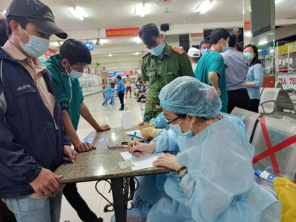 Nhân viên Trung tâm Y tế quận Bình Thạnh, TP.HCM chuẩn bị lấy mẫu xét nghiệm tại Bến xe Miền Đông. (Ảnh: TTXVN phát) Thành phố Hồ Chí Minh nâng mức cảnh giác cao nhất với dịch COVID-19 ảnh 1