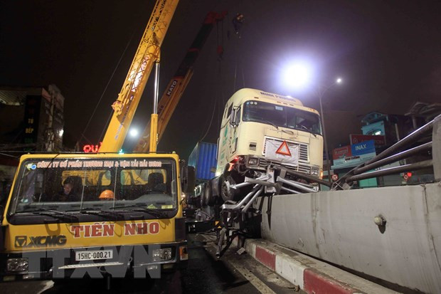 Hiện trường một vụ tai nạn giao thông. (Ảnh: An Đăng/TTXVN) Cảnh sát giao thông: Viết tiếp trang sử hào hùng của thế hệ đi trước ảnh 2