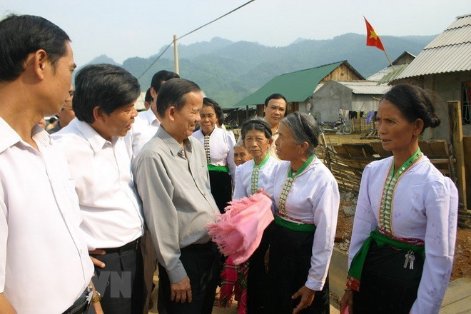Phó Thủ tướng Trương Vĩnh Trọng thăm hỏi đồng bào dân tộc bản tái định cư Thèn Chồ, khu tái định cư Huổi Luông (thị trấn Phong Thổ) trong chuyến thăm, làm việc tại tỉnh Lai Châu từ ngày 13-15/10/2007. (Ảnh: Mạnh Hà/TTXVN) Nguyên PTT Trương Vĩnh Trọng - Người lãnh đạo thẳng thắn, bình dị ảnh 2