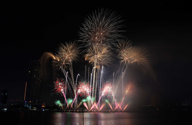 Lễ hội pháo hoa Đà Nẵng chứng kiến sự bùng nổ của Nhật Bản và Thụy Sĩ ảnh 1