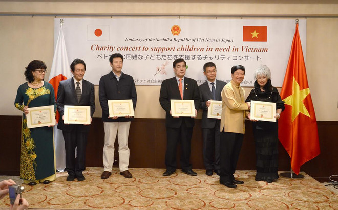 Đại sứ quán Việt Nam ở Nhật tổ chức hòa nhạc, trao tiền hỗ trợ Hà Tĩnh ảnh 2