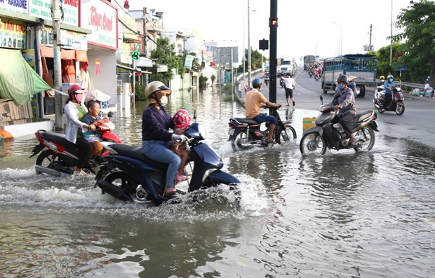 Ngập tại khu vực cầu Phú Xuân, tiếp giáp giữa huyện Nhà Bè và quận 7. (Ảnh: Trần Xuân Tình/TTXVN) Nguy cơ dừng thi công dự án chống ngập 10.000 tỷ đồng ở TP.HCM ảnh 2