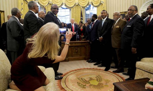 Nữ cố vấn của ông Trump gây tranh cãi vì quỳ trên ghế chụp ảnh sếp ảnh 1