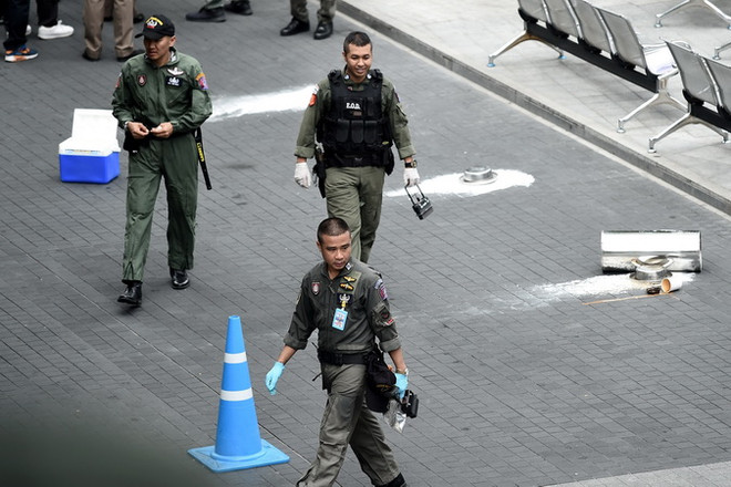 Cảnh sát điều tra tại hiện trường vụ nổ ở Bangkok, Thái Lan. (Ảnh: AFP/TTXVN) Vụ xả súng tại Đông Bắc Thái Lan: Thủ phạm vẫn chưa bị khống chế ảnh 1