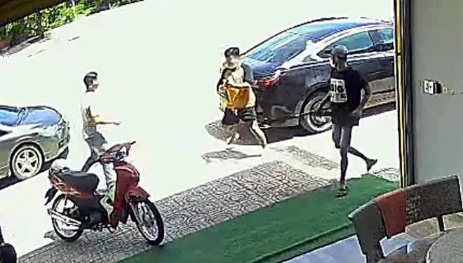 Nhóm thanh niên dùng súng và mã tấu truy đuổi tại tiệm cầm đồ ảnh 1