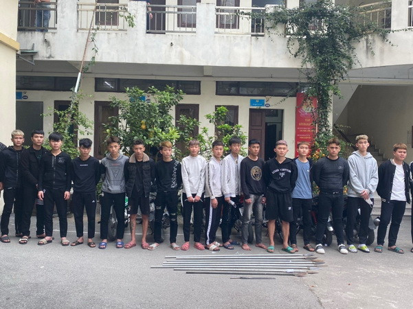 Các đối tượng bị tạm giữ hình sự. (Ảnh: TTXVN phát) Hà Nội: Tạm giữ 18 đối tượng để điều tra về hành vi gây rối trật tự ảnh 1