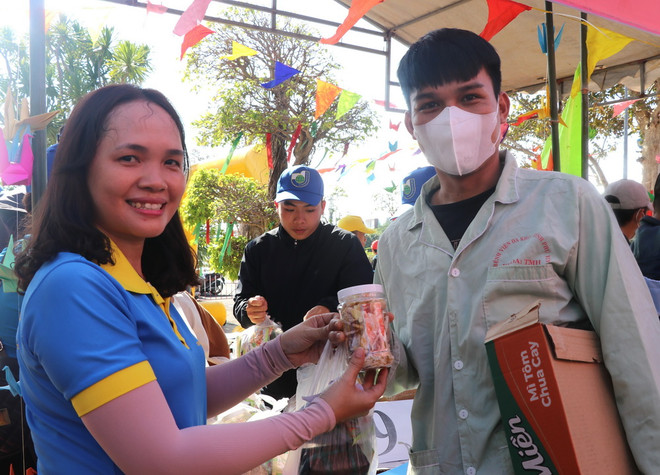 ttxvn_benh nhan nhan qua.jpg