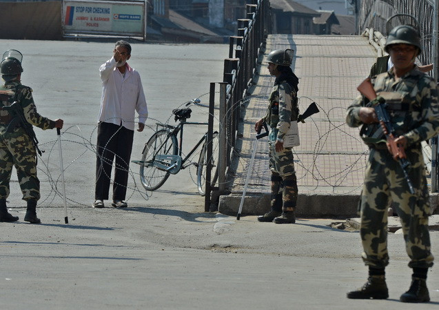 Các binh sỹ Ấn Độ tăng cường an ninh sau lệnh giới nghiêm tại Lal Chowk, Srinagar, thủ phủ của khu vực Kashmir do Ấn Độ kiểm soát ngày 19/9 vừa qua. (Ảnh: AFP/TTXVN) Ấn Độ bác tin binh sỹ nước này thiệt mạng do đấu súng ở biên giới ảnh 1