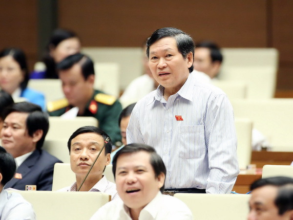 Đại biểu Quốc hội tỉnh Kon Tum Tô Văn Tám chất vấn Thủ tướng Chính phủ. (Ảnh: Phạm Kiên/TTXVN) Thủ tướng Nguyễn Xuân Phúc lần đầu tiên trực tiếp trả lời chất vấn ảnh 4