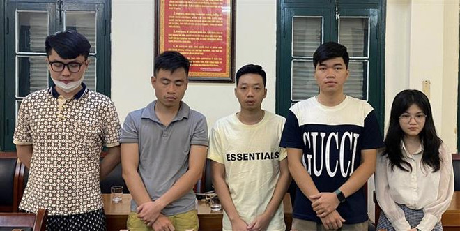 Các đối tượng bị bắt giữ. (Ảnh: TTXVN phát) Bắt 5 đối tượng giả làm bác sỹ viện Mắt Trung ương lừa tiền bệnh nhân ảnh 1