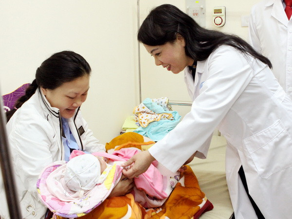 Bộ trưởng Bộ Y tế Nguyễn Thị Kim Tiến thăm các bệnh nhân tại Bệnh viện Đa khoa tỉnh Bắc Kạn. (Ảnh: Dương Ngọc/TTXVN) Nỗ lực đổi mới để nâng cao hiệu quả hoạt động của toàn hệ thống y tế ảnh 1