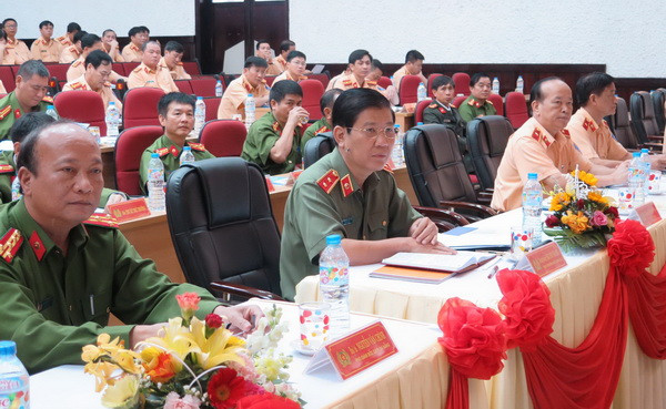 Trung tướng Nguyễn Văn Sơn (ngồi giữa) và các đại biểu dự Hội nghị. (Ảnh: Văn Sơn/TTXVN) Năm 2016 trật tự an toàn giao thông đã có những chuyển biến tích cực ảnh 1