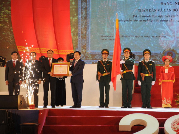 Phó Thủ tướng Vương Đình Huệ trao tặng Huân chương Độc lập hạng Nhất tặng Đảng bộ và nhân dân Bắc Kạn. (Ảnh: Vũ Hoàng Giang/TTXVN) Bắc Kạn nhận Huân chương Độc lập hạng Nhất nhân 20 năm tái lập tỉnh ảnh 1
