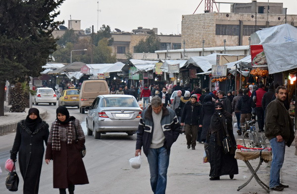 Cảnh yên bình của người dân Syria trên một tuyến phố ở Aleppo. (Nguồn: EPA/TTXVN) Người Kurd ở Syria và các đồng minh thông qua dự thảo "hiến pháp" ảnh 1