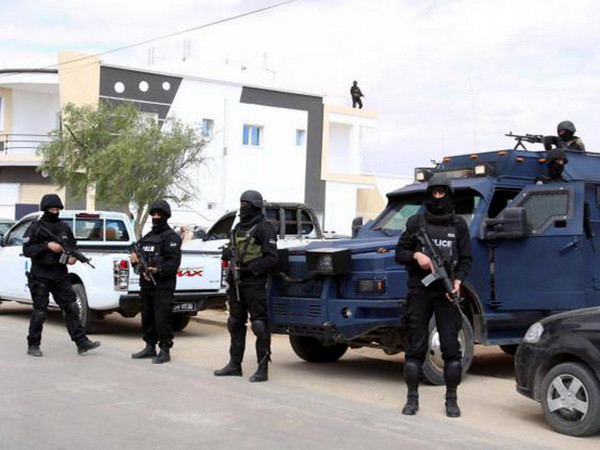 Cảnh sát Tunisia trong một chiến dịch truy quét các phần tử khủng bố tại khu vực ngoại ô Tunis. (Nguồn: AFP/TTXVN) Tunisia triệt phá thêm một mạng lưới khủng bố nguy hiểm ảnh 1