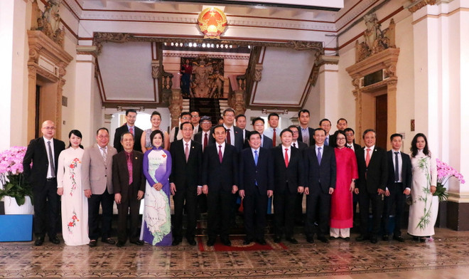 Lãnh đạo Thành phố Hồ Chí Minh gặp gỡ đại biểu kiều bào ảnh 1