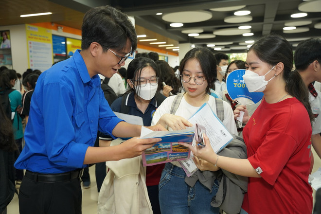 Thí sinh dự thi tại điểm thi Trường Đại học Công nghệ Thành phố Hồ Chí Minh-Hutech. (Ảnh: Thu Hoài/TTXVN) ttxvn_danh gia nang luc Dai hoc Cong nghe TPHCM.jpg