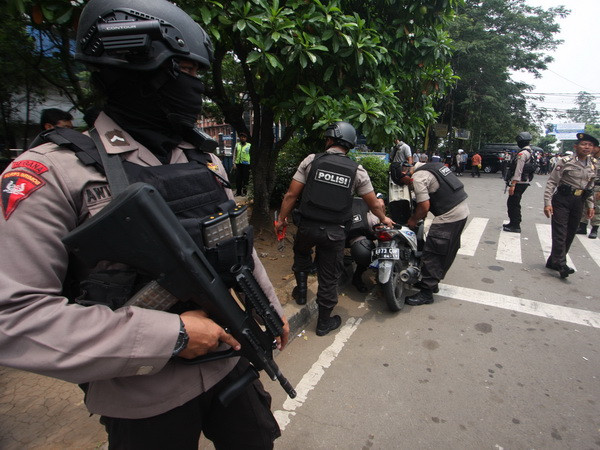 Cảnh sát Indonesia điều tra tại hiện trường một vụ tấn công. (Ảnh: AFP/TTXVN) Indonesia bắt giữ đối tượng âm mưu đánh bom Đại sứ quán Myanmar ảnh 1