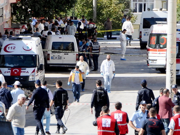 Hiện trường một vụ nổ ở Gaziantep ngày 16/10, khiến 3 cảnh sát thiệt mạng. (Ảnh: AFP/TTXVN) Lại xảy ra vụ nổ tại Thổ Nhĩ Kỳ có thể do máy bay phản lực ảnh 1