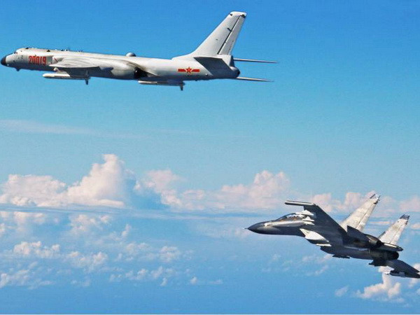 Hai máy bay Trung Quốc, trong đó có một máy bay ném bom H-6K (trái) và máy bay chiến đấu Su-30 bay về phía Tây Thái Bình Dương qua eo biển Miyako ở tỉnh Okinawa. (Nguồn: japantimes.co.jp) Nhật điều chiến đấu cơ ngăn 6 máy bay Trung Quốc ở đảo Miyako ảnh 1