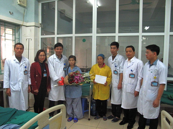 Bệnh nhân Nguyễn Thúy Diệu và tập thể thầy thuốc Bệnh viện Đa khoa tỉnh Hà Giang. (Ảnh: Minh Tâm/TTXVN) Hà Giang lần đầu triển khai thành công kỹ thuật thay huyết tương ảnh 1