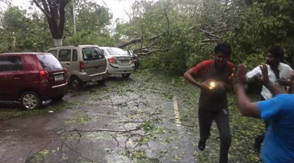 Bão Vardah đang tiến vào Ấn Độ. (Nguồn: indianexpress.com) Hàng nghìn người dân Ấn Độ đi sơ tán để tránh bão Vardah ảnh 1