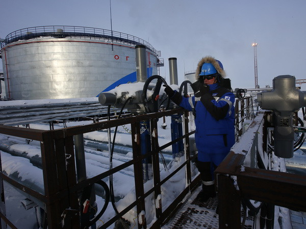Khu vực khai thác ở mỏ dầu Novoprtovskoye thuộc tập đoàn khai thác dầu khí Gazprom của Nga. (Nguồn: AFP/TTXVN) Giá dầu tăng mạnh sau thỏa thuận của các nước ngoài OPEC ảnh 1