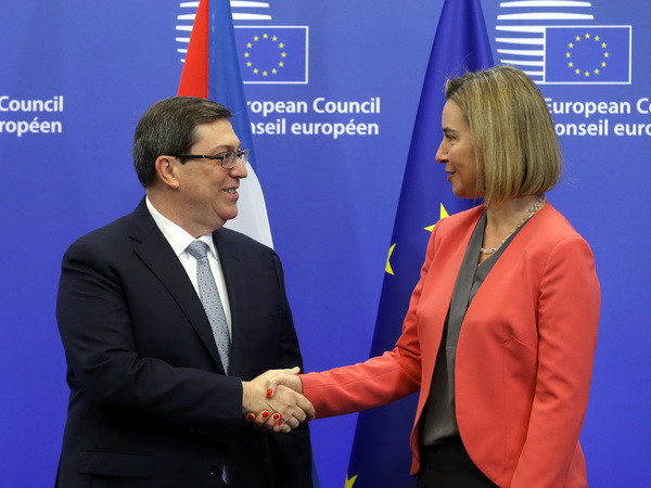 Ngoại trưởng Cuba Bruno Rodriguez Parrilla (trái) và Đại diện cấp cao EU Federica Mogherini (phải) sau khi ký thỏa thuận. (Nguồn: AFP/TTXVN) EU và Cuba chính thức ký thỏa thuận bình thường hóa quan hệ ảnh 1