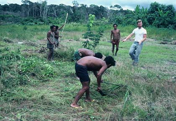 Bộ lạc nguyên thủy nói thứ tiếng khó học nhất thế giới. (Nguồn: spiegel.de) Tìm ra ngôn ngữ mất 10 năm mới có thể giao tiếp cơ bản ảnh 1