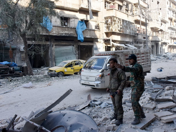 Lực lượng ủng hộ Chính phủ Syria tuần tra tại quận al-Maadi, Aleppo. (Nguồn: AFP/TTXVN) Lực lượng trung thành với chính phủ Syria duy trì thế thắng tại Aleppo ảnh 1