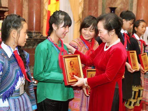 Phó Chủ tịch nước tiếp Đoàn học sinh dân tộc tỉnh Lào Cai ảnh 1