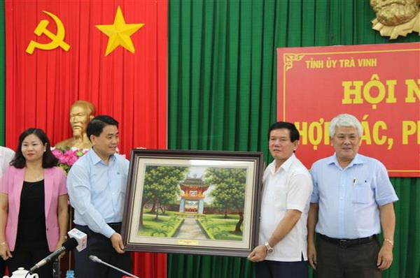 Chủ tịch Ủy ban Nhân dân thành phố Hà Nội Nguyễn Đức Chung tặng bức tranh Văn Miếu-Quốc Tử Giám cho Bí thư Tỉnh ủy Trà Vinh Trần Trí Dũng. (Ảnh Phúc Sơn/TTXVN) Trà Vinh và thủ đô Hà Nội xây dựng chương trình hợp tác phát triển ảnh 2