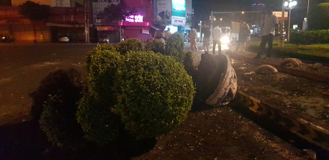 Tài xế say xỉn lái ôtô 'bay' giữa vòng xoay trung tâm Đồng Xoài ảnh 2