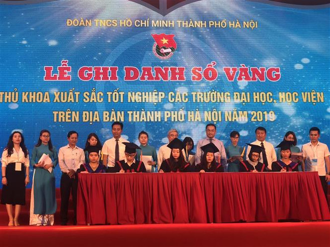 Các Thủ khoa ký tên, ghi danh sổ vàng năm 2019. (Ảnh: Kim Anh/TTXVN) Hà Nội ghi danh sổ vàng 86 thủ khoa xuất sắc năm 2019 ảnh 2