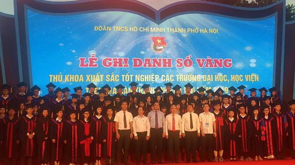 Các Thủ khoa được ghi danh sổ vàng năm 2019. (Ảnh: Kim Anh/TTXVN) Hà Nội ghi danh sổ vàng 86 thủ khoa xuất sắc năm 2019 ảnh 1