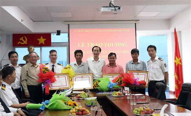 Khen thưởng tập thể, cá nhân cứu hộ tàu chìm trên sông Lòng Tàu ảnh 1